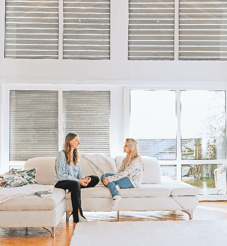 Moderne Beschattungslösungen gibt es heute für nahezu jede Fensterform, um das Klima zu schonen und die Energiekosten zu senken. Foto: djd/Schanz Rollladensysteme/Katrin Lamparth