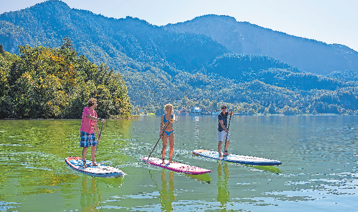 Stand-up-Paddling, kurz SUP, macht viel Spaß und trainiert quasi nebenbei Rücken und Gleichgewicht. Möglich ist Stehpaddeln unter anderem am Kochelsee (Foto), aber auch auf zahlreichen anderen Gewässern im Großraum München und der Region. Wo genau, sollte man allerdings zuvor bei den jeweils zuständigen Behörden erfragen. Foto: bayern.de/Udo Bernhart