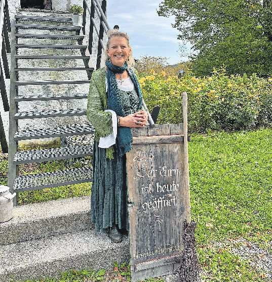 Kräuterhexe Ursula Engelwurz vor dem Kasselturm. Fotos: Margrit Amelunxen