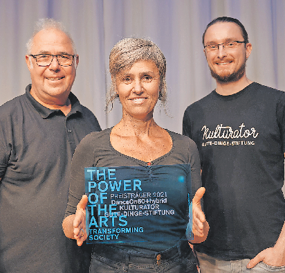 V. li.: Ralf Otto, Andrea Marton und Max Heisler (Gründer Stiftung Kulturator) bei der Preisverleihung. F.: David Frank für The Power of the Arts, eine Initiative der Philip Morris GmbH