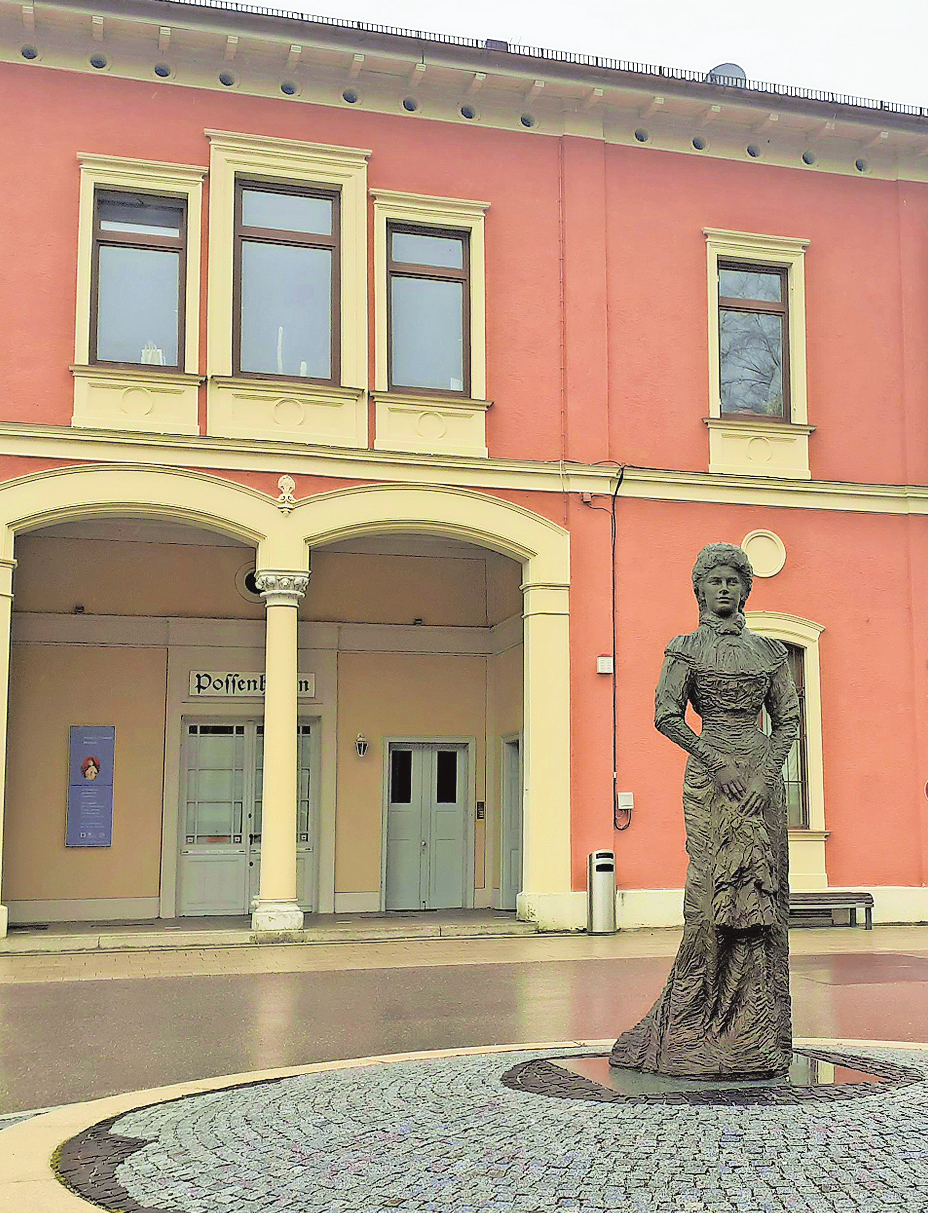 Sehr beherrscht, eine strenge Erscheinung. So hat der Künstler Jozek Nowak die Kaiserin Elisabeth dargestellt. Die Statue vor dem Kaiserin Elisabeth Museum in Possenhofen ist der Ausgangspunkt des Audio-Spaziergangs. Foto: Horst Kramer