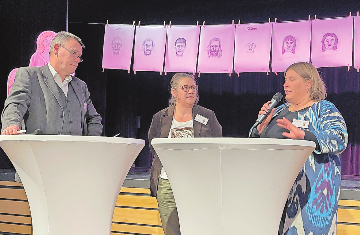 Kristina Scheelen-Novácek erläutert ihre Forschungsergebnisse. Annette Reindel, Vorsitzende des Zeitreisevereins und Jochen Haberstroh vom Denkmalamt bei einem Symposium, zu dem Wissenschaftler aus aller Welt nach Gilching gekommen waren, um ihre Erkenntnisse zu den Bajuwaren-Skeletten zu präsentieren. Foto: Patrizia Steipe