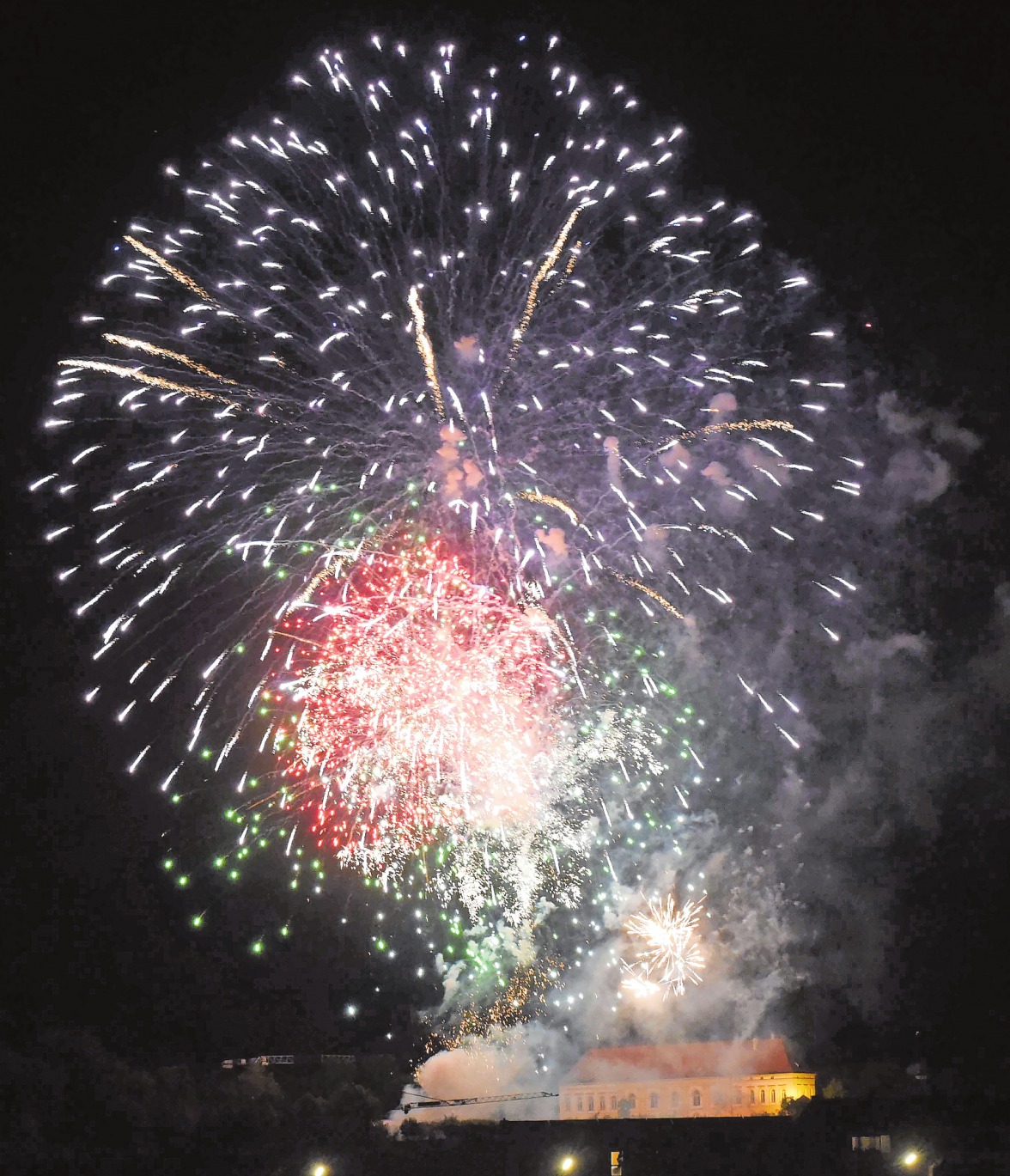 Das Feuerwerk ist der alljährliche Höhepunkt des Dachauer Volksfests. Dieses beginnt diesmal am 10. und endet am 19. August. Foto: Toni Heigl