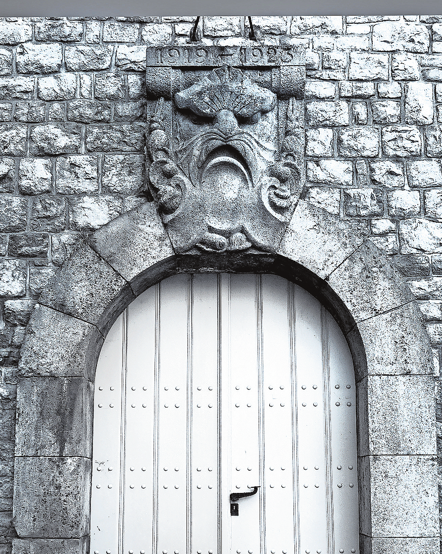 Dem sagenumwobenen Walchensee-Waller wurde ein steinernes Denkmal über dem Nordtor des Wasserschlosses gesetzt.