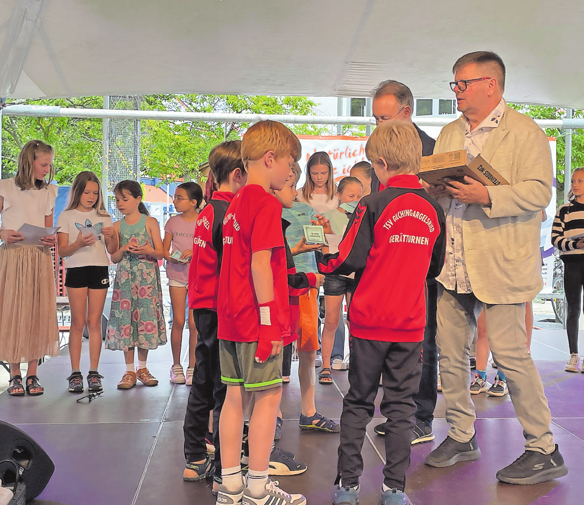 Die hervorragenden Turner zeichnete TSV-Präsident Peter Kramer (r.) aus. Foto: Steipe