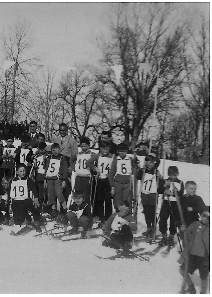 Linke Seite, unten: Ein als Frau verkleideter mutiger Wintersportler beim Skijoring in der Wolfratshausen Marktstraße im Fasching 1929. Statt von einem Pferd wird er hier von einem Motorrad gezogen. Linke Seite, Mitte: Die Aufnahme entstand etwa um das Jahr 1900 und zeigt Rodler, die am Wolfratshauser Bergwald bis in den Untermarkt hinuntersausen. Oben rechts: Ein Schüler-Abfahrtsrennen 1933 ab Bergkramerhof. Unten rechts: Nostalgisches Gruppenbild mit Kufen: Eislaufen vor Schloss Berg am Starnberger See. Fotos: Stadtarchiv Wolfratshausen