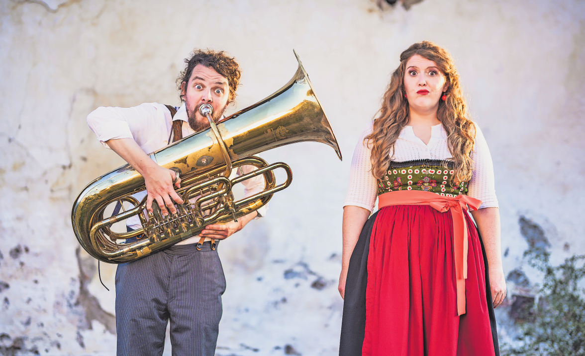 Bei der humoristischen Lesung mit Musik „Der famose Freistaat“ wird Franziska Wanninger vom Komponisten und Bühnenmusiker Florian Burgmayr (Foto) begleitet. Auch noch an Weihnachten gut hörbar ist ihr Podcast „Nadel verpflichtet-ein Adventspodcast“, den sie zusammen mit ihrem Kabarett-Kollegen Martin Frank gehostet hat.