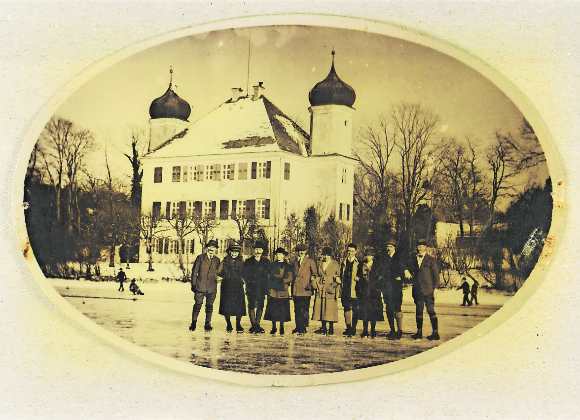 Nostalgisches Gruppenbild mit Kufen: Eislaufen vor Schloss Berg am Starnberger See.