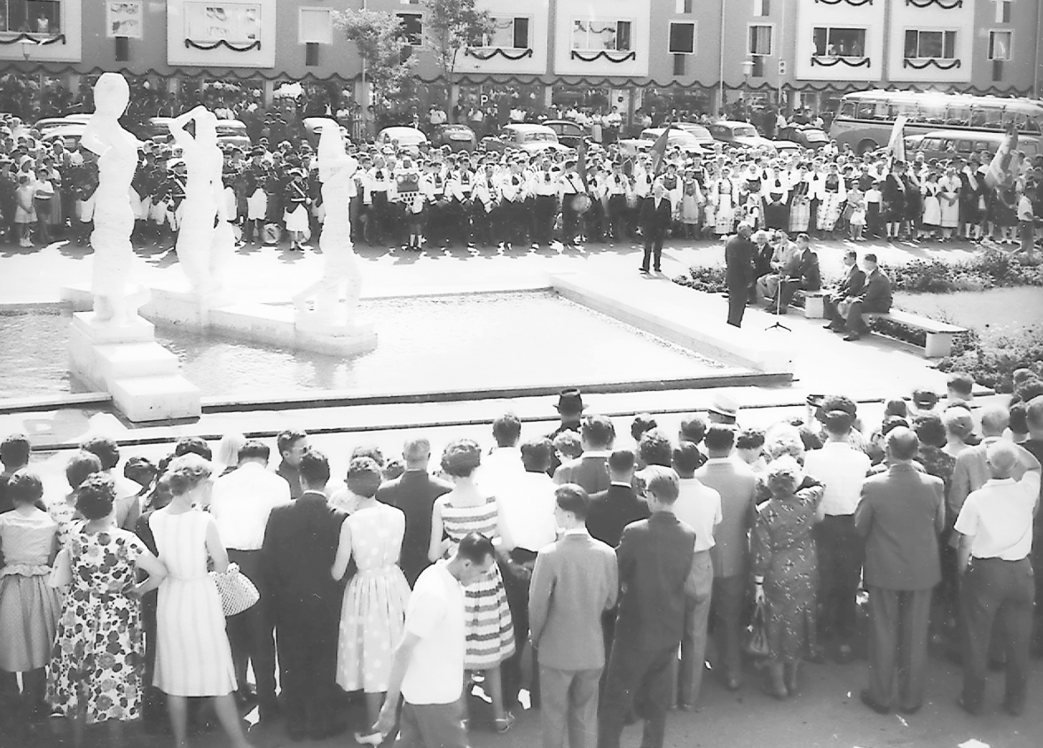 Die Einweihung des Marktbrunnens am Karl-Lederer-Platz 1960.