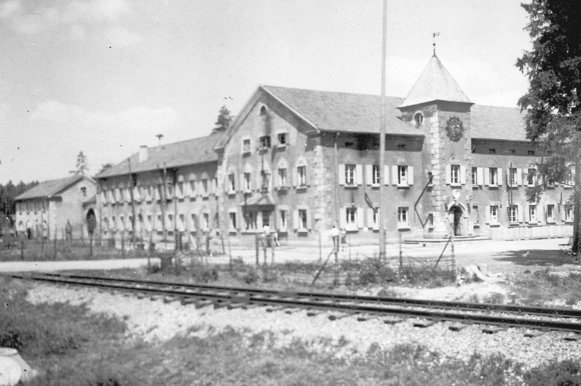 Die Verwaltungsgebäude der Dynamit AG mit Tarnanstrich und Bahngleis. Heute befindet sich hier das Rathaus.