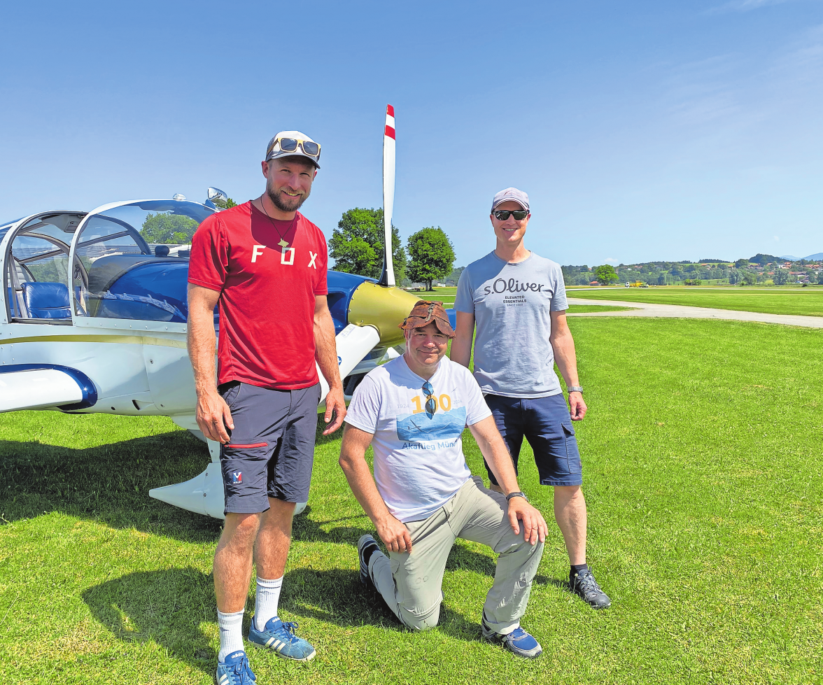 Sie üben ihr Ehrenamt mit Freude aus (v.l.): Flugbeobachter Markus Noack, Stützpunktleiter der Luftrettungsstaffel Königsdorf Thomas Pohn und Pilot Christian Ponradl kurz vor dem Abflug. Foto: Sona Hähnel