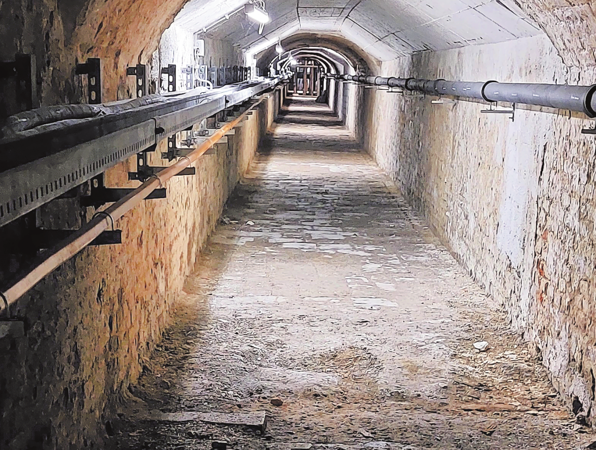 Ein schmaler unterirdischer Gang verbindet das Neue mit dem Alten Schloss. Foto: Rudi Kanamüller
