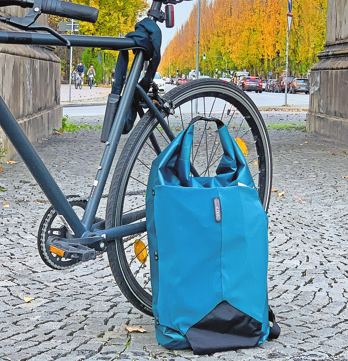 Rucksack und Fahrradtasche all-in-one: wasserdichtes Nylon, 22 Liter  Volumen, Laptop-Fach, Rollverschluss, abnehmbare Schulterriemen, seitliche  Reiverschlusstasche, in verschiedenen Farben - Sddeutsche Zeitung