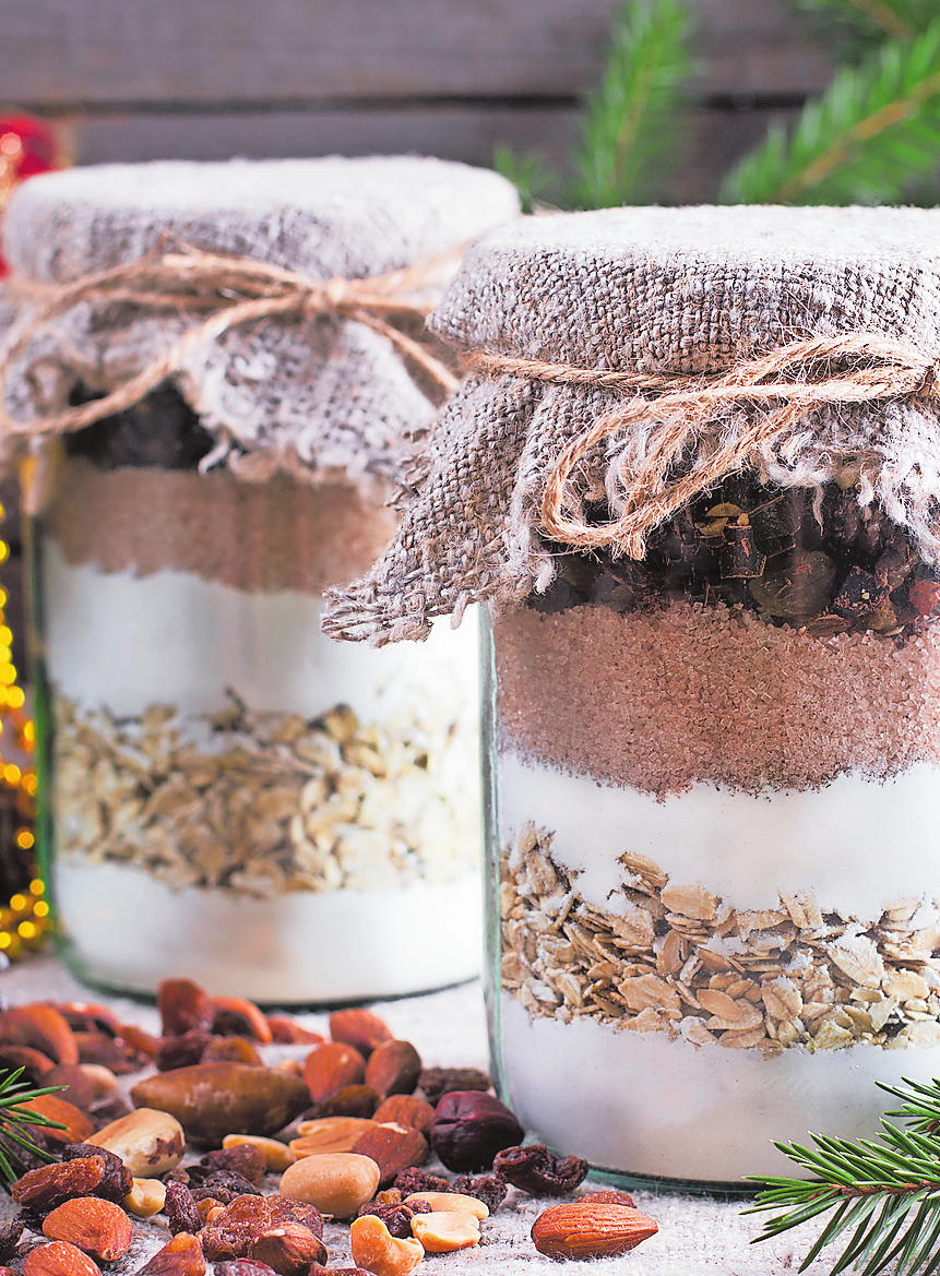 Unkompliziertes Geschenk: die Backmischung im Glas. Foto: Adobe Stock