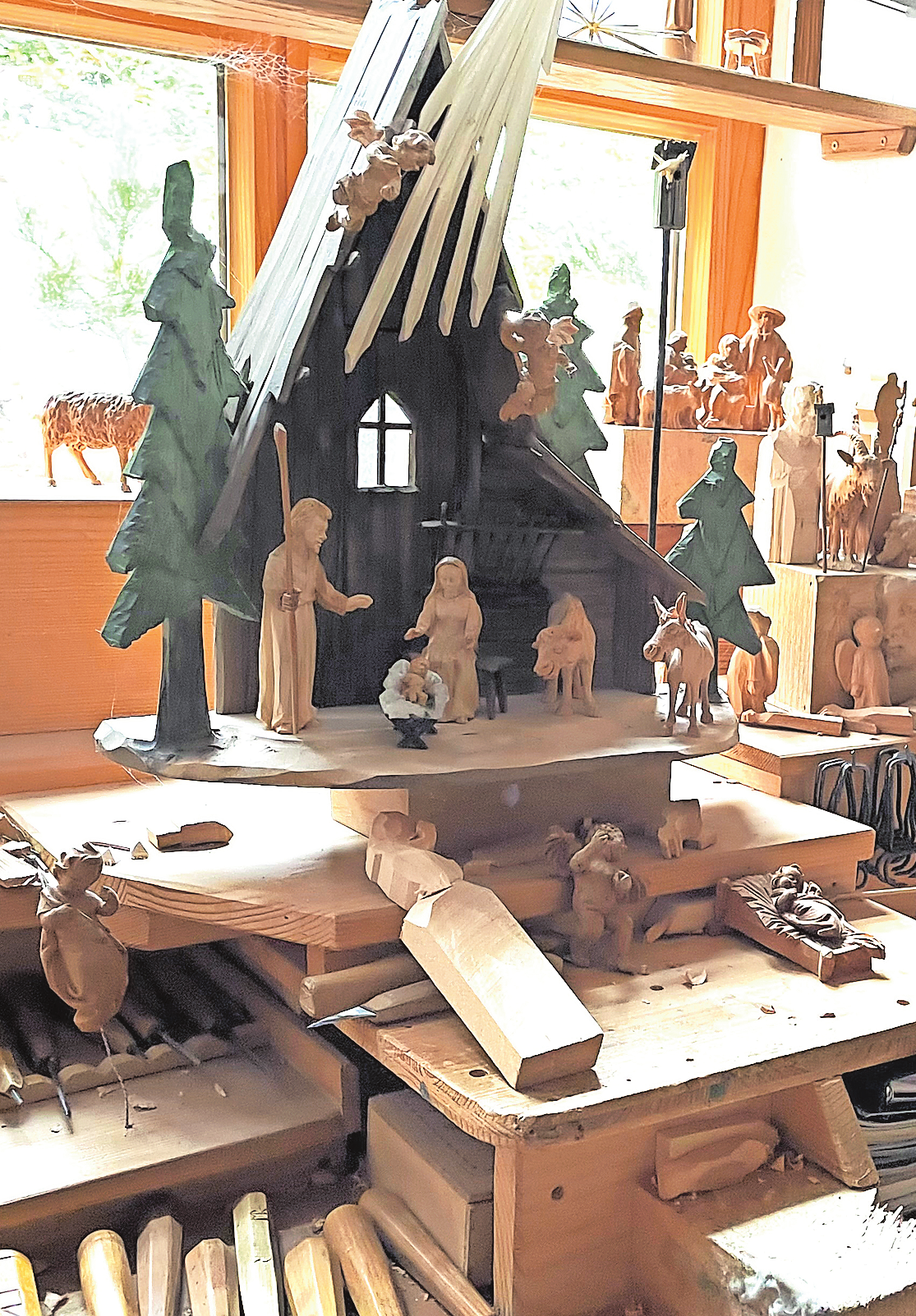 Jede Weihnachtskrippe, hiermit modernen Figuren, istein Unikat.