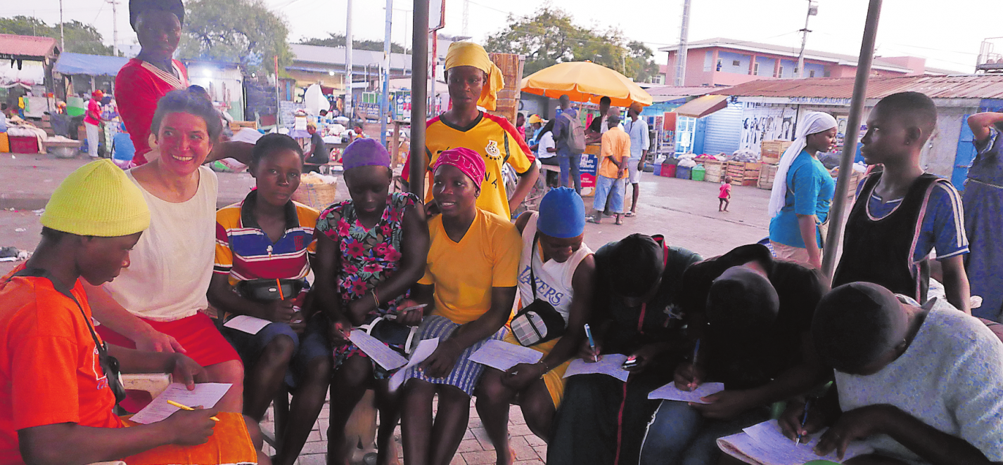 Mögliche Stipendiums-Kandidatinnen beim Ausfüllen eines Fragebogens vor Ort in Ghana. Foto: privat