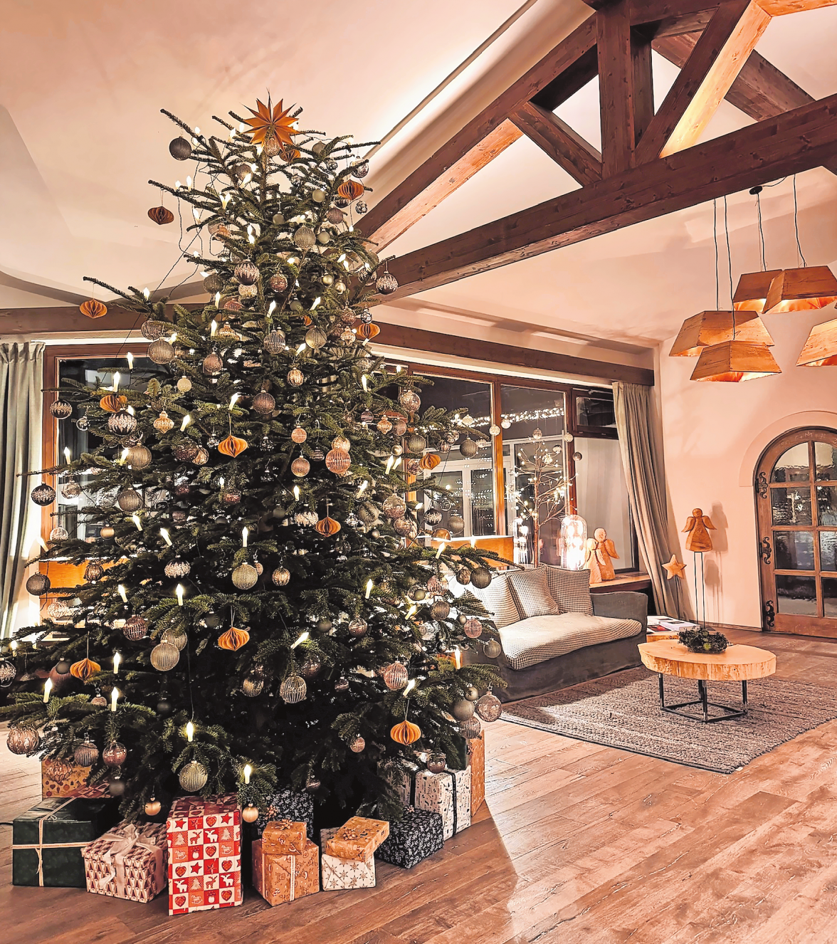 Genießen statt aufräumen: Weihnachtliche Atmosphäre kann auch im schönen Hotel aufkommen. Foto: Alpenhof Murnau