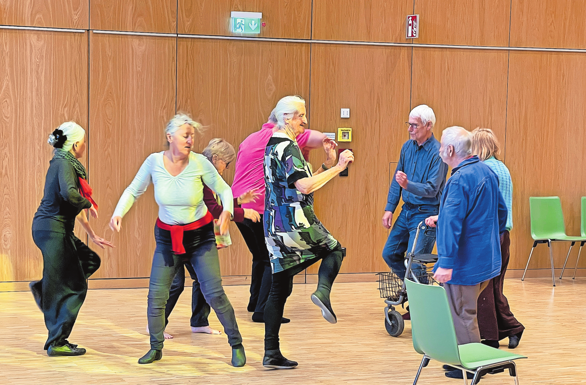 Die Tanzevents bei DanceOn60+ haben oft aktuelle saisonale Bezüge. Hier tanzen die Teilnehmenden im Kulturzentrum Luise zum Thema Herbstwetter.   Foto: Margrit Amelunxen