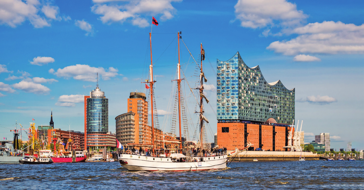 Im Hafen von Hamburg<br/>Mapics stock.adobe.com, Globalis