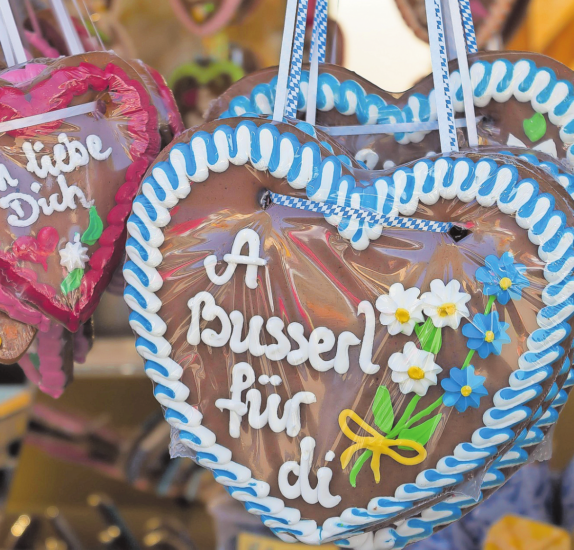 Süße Lebkuchenherzen und zünftige Gaudi im Bierzelt: Dazu lädt die Lenggrieser Festwoche ein. Foto: Pixabay
