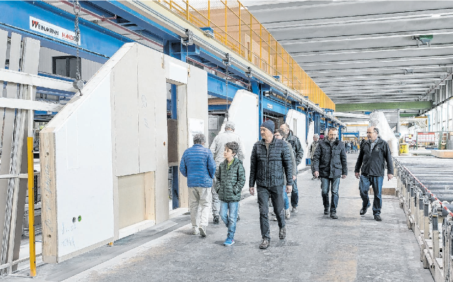 Im Fertighaus-Werk und in der FlyingSpace Produktionshalle können die Besucher live erleben wie energieeffiziente und wohngesunde Schwörer-Häuser entstehen. Foto: SchwörerHaus
