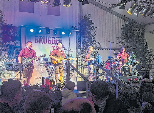 Die „Brugger Buam“ erobern am Samstagabend erneut die Festzelt-Bühne, um den Besuchern einzuheizen.