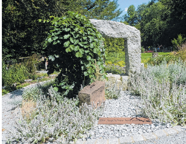 Der „Fluss der Zeit“ (li.) und “Mein letzter Garten“ (o.) sind zwei von zwölf Gemeinschaftsgrabanlagen. Die große Trauerhalle bietet Sitzplätze für rund 200 Trauergäste.