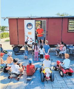 Das Spielmobil ist beliebter Treffpunkt für Buben und Mädchen.