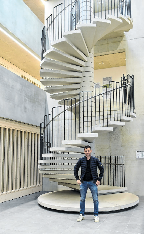 Simon Brotbeck vor der markanten Spindeltreppe des Gebäudes. Fotos: Christina Kirsch