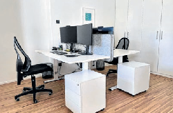 Moderne Arbeitsplätze und Küchenareal für das Team im neuen City Office.