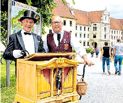 Nostalgie pur: Mit Drehorgelmusik am Markttag.