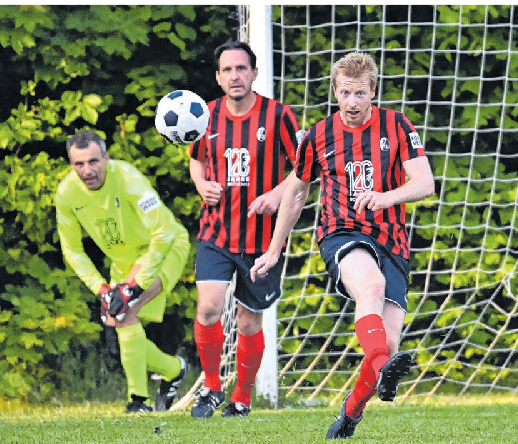 Am Samstag kickt die Traditionsmannschaft des SC Freiburg auf dem Dettinger Sportplatz gegen die AH Dettingen.  Foto: Joachim Keller