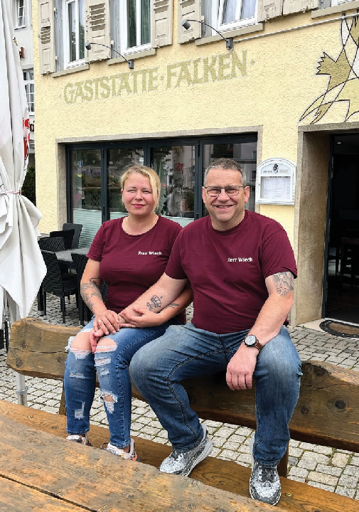 Chefin Anastasiia Wiech mit ihrem Mann Tobias vor „ihrem“ Falken. Fotos: Werner Bauknecht