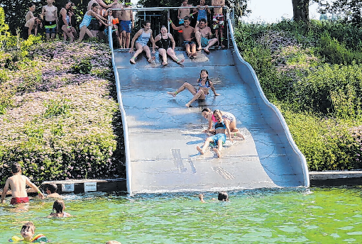 Eine der Hauptattraktionen für die kleinen Wasserratten ist sicherlich die große Rutsche.