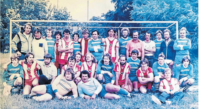 Schon in Farbe: Für dieses Gruppenbild stellte sich hier eine beachtliche Anzahl ehemals aktiver Fußballer des Herzfelder Vereins dem Fotografen. Vielleicht erkennt der eine oder andere reifere Leser hier noch einige Gesichter wieder. Foto: Archiv Verein