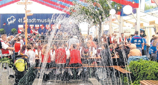 Für besonderes Flair sorgt in Hart beim Stadtmusikfest der durch das Festzelt verlaufende Bachlauf. Foto: W. Selinka