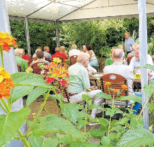Im Freien genießen die Gäste das ruhige Ambiente und schwäbische Essen.