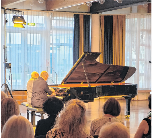 Setzen sich die Juroren des Premio Donzdorf an den Flügel, verspricht das ebenso ein hochkarätiger Klavierabend zu werden, wie beim Auftritt des renommierten Klavierduos der Brüder Hans-Peter (li.) und Volker Stenzl. Foto: Veranstalter