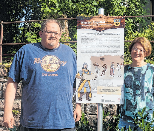 Am Schilde des Rundwanderweges stehen Ortsvorsteher Christoph Mannheimer und Daniele Linsbauer, die maßgeblich an den Vorbereitungen der Feierlichkeiten beteiligt war. Fotos: Gemeinde Hallwangen