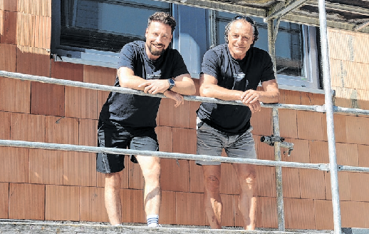 FTZ-Geschäftsführer Ingo Behr (I.) und Gründer Georg Hatzichristou auf dem Gerüst des Erweiterungsbaus. Auf dem großen Foto oben erkennt man die Dimension des neuen Gebäudes. Foto: Thomas Löffler