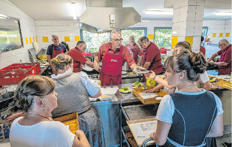Deftiges wie Schnitzel, Schlachtplatte und Bratwürste wird aufgetischt.