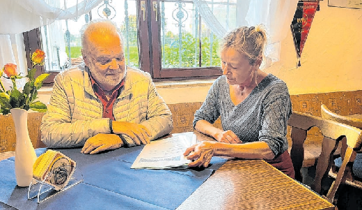 Erinnerungen: Erich Seitz und Angelika Herrmann werfen einen Blick auf ihre allererste Speisekarte.