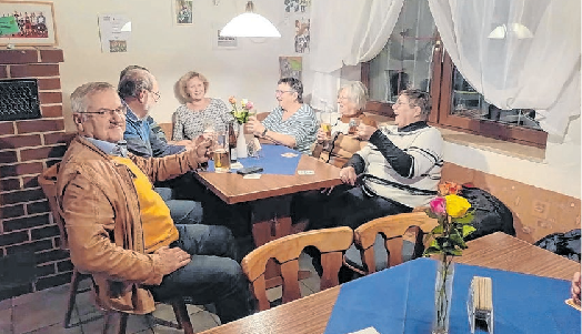 In fröhlicher Runde anstoßen und dann was Leckeres essen - dafür ist die Gaststätte bekannt.