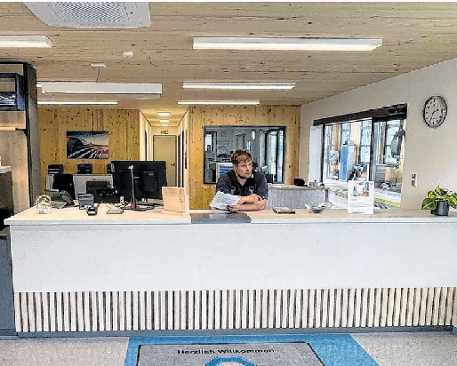 Die Räumlichkeiten der neuen Prüfstelle des TÜV Süd in Münsingen sind hell und einladend gestaltet.