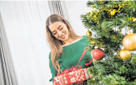 Auch allein kann man die Feiertage gut verbringen - und sich auch selbst beschenken, etwa mit Dingen, die einem guttun. Foto: Christin Klose/dpa-tmn