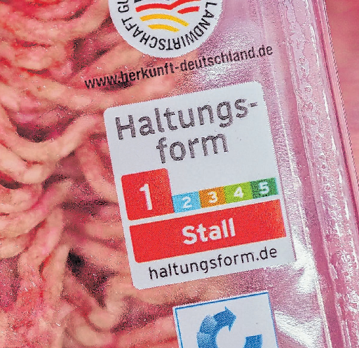 Ab 1. März soll das staatliche Tierhaltungslogo beim Schweinefleisch für mehr Klarheit über die Bedingungen in den Ställen sorgen. Foto: Rolf Vennenbernd/dpa