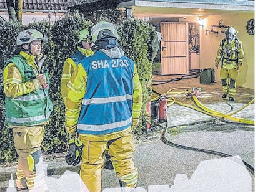 Bernd Feuchter (links, in einer grünen Weste) beim Garagenbrand 2025. Foto: privat