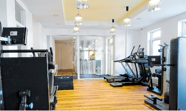 Auf 273 qm Praxisfläche befindet sich unter anderem auch das helle und bestens ausgestattete Fitness-Studio, mit hochmodernen, Chip gesteuerten, Trainingsgeräten. Keine Angst - jeder Trainierende wird eingewiesen.