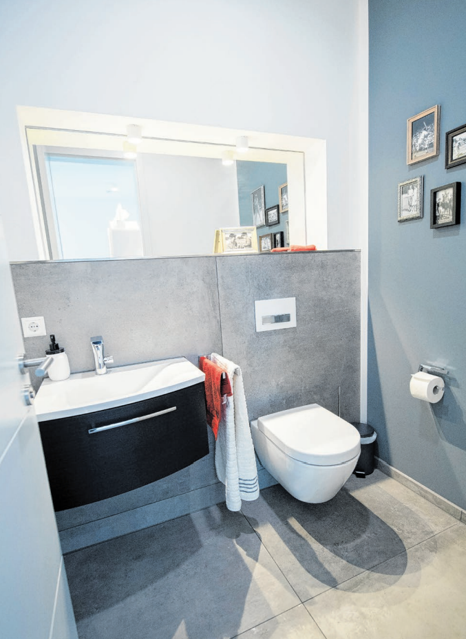 Raumgewinn im Badezimmer: Mit den richtigen Fliesen, Farben und cleveren Möbeln wirkt selbst ein kleines Bad größer und gemütlicher. Foto: Andrea Warnecke/dpa-mag