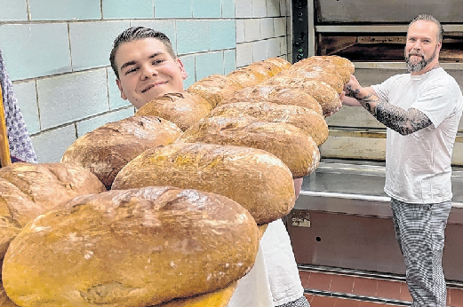 Marco Wendlands Sohn Tim Hoffmann (I.) hat eine Lehre zum Bäcker begonnen. Rechts im Bild Bäcker Rene Rösicke